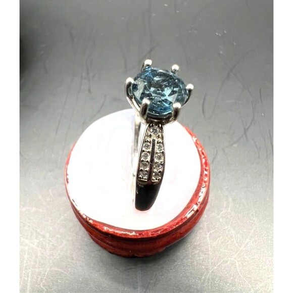 Beautiful Blue Topaz Ring set in 925 - Adjustable - Picture 2 of 5